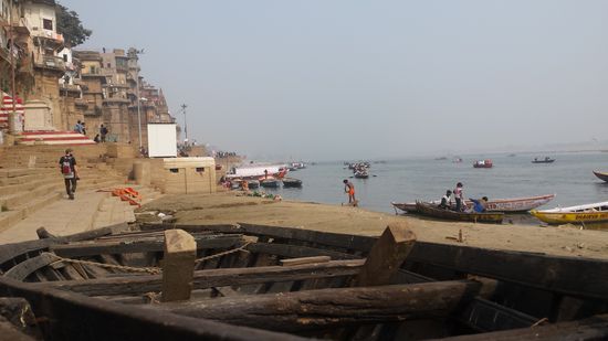 Das Bild wird auch geprägt von vielen kleinen Booten.