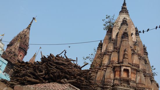 Einer der heiligsten Gaths am Ganges, zu Fuß dessen werden etliche Leichen pro Tag verbrannt. Die Gassen sind voll mit Brennholz...