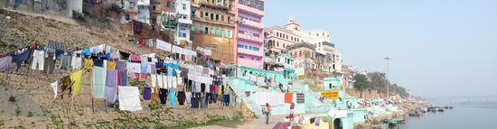 Teilweise auch sehr farbenfroh gestaltete Gaths entlang des Ganges.