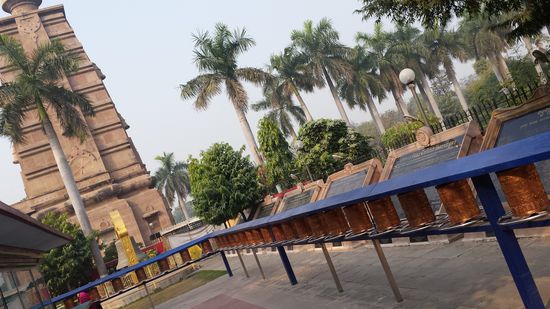 Gebetsmühlen in der Anlage nah des Tempels.