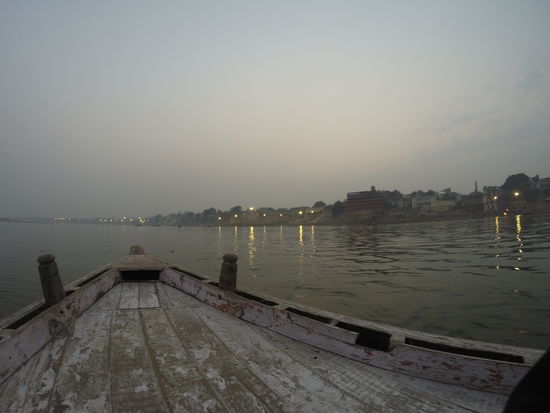 Bei Anbruch der Nacht ging es auf den Ganges um das treiben am Ufer vom Fluss aus zu beobachten.