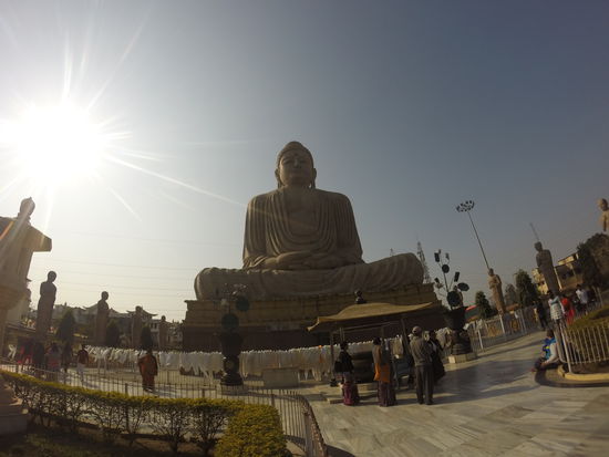 Imposante Buddha-Statue am Stadtrand.
