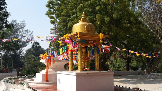 Überall erblickt man kleinere Tempelanlagen, wie hier in einem kleinen Garten.