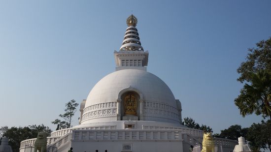 Stupa auf dem Gipfel. Gesamt soll es 70 davon geben, u.a. in Tibet und Nepal.