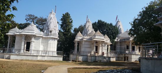 Kleine Tempelstadt am Fuße von Parasnath Hill. 21 hab ich gezählt.