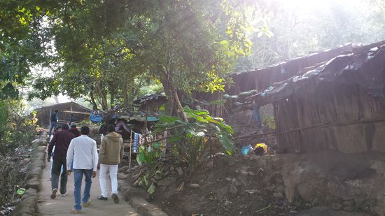 auf betoniertem Weg mit vielen kleinen Händler-Hütten am Wegesrand.