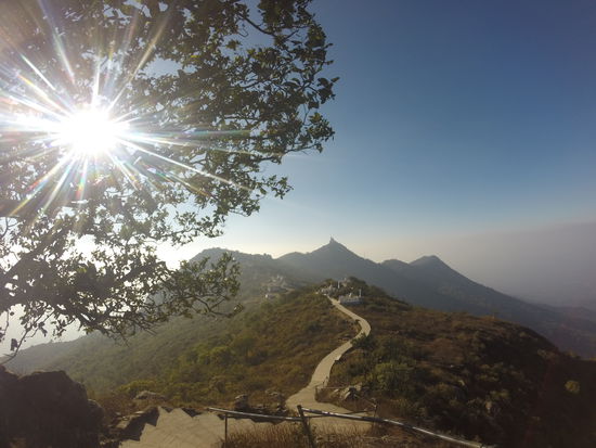 und in die andere Richtung, so kommen 9 km Rundweg auf den Gipfeln zusammen.