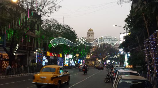 Die Straßen waren noch geschmückt von Weihnachten.