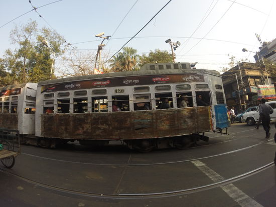 Tram, passt perfekt in die Straßen Kolkatas.