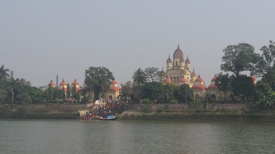 Auch vom Fluss aus, wenn man die Fähre benutzt.