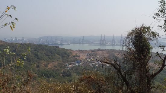 Blick von der Insel auf Mumbais Hafen.