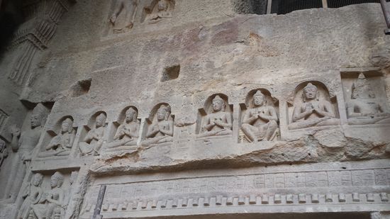 mit etlichen Verzierungen an den Wänden.