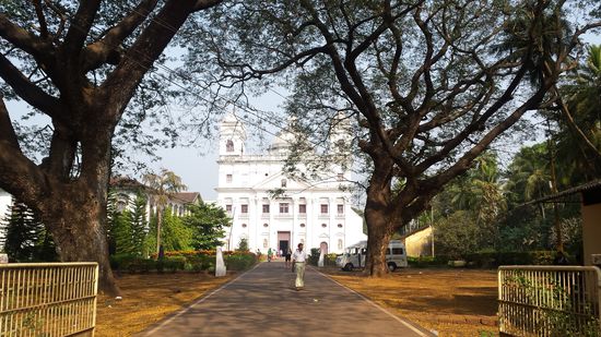 mit einigen seiner beeindruckenden Gebäuden.