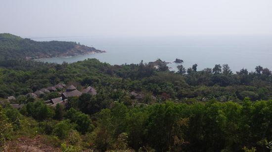 Der Ausblick lässt etwas erahnen... Om Beach von Oben.