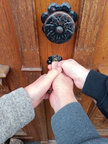 Als bewährtes Ritual, schließen wir gemeinsam die Tür und verabschieden uns von unserem Heim, mit dem Versprechen, dass alle gesund wiederkommen