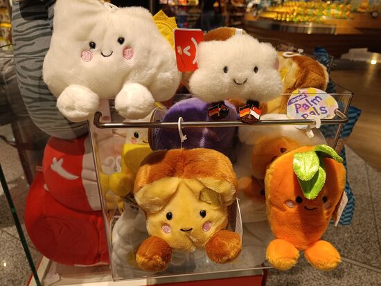 Kapmatiti verabschiedet sich schnell noch von seinen Freunden