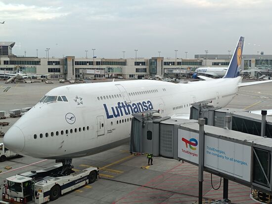 Der Jumbo steht bereit und mit der Dresden geht es nun nach Singapur.