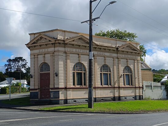 Paparoa mit seiner Bank