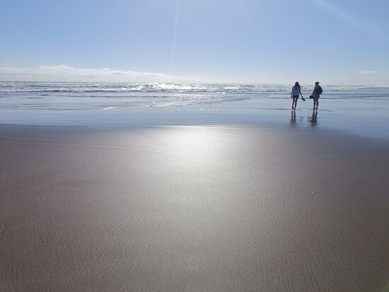 Endloser schwarzer Strand