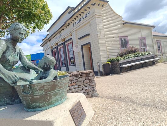 Das Gebäude im Hintergrund hat eine komplette Holzfassade