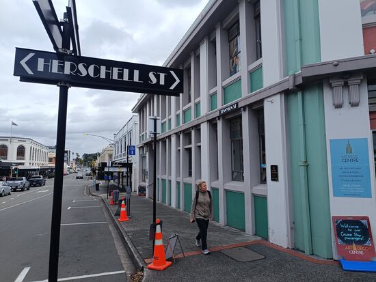 Herschell Straße und Herschel Frau