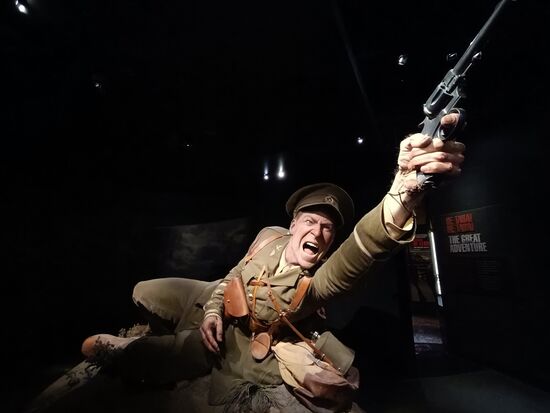 Hier die Person im ganzen