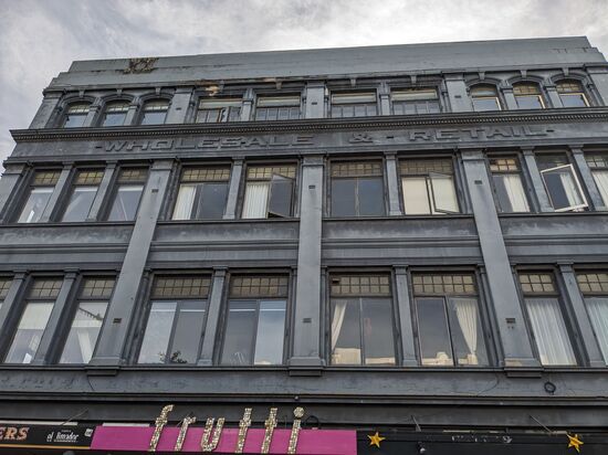 Tolles Gebäude meint die Architektin und so schön grau