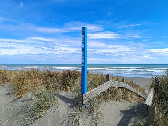 Strandeingang in Foxton Beach, den großen nehmen die Autos