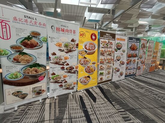 Am Plakat aussuchen und dann am Terminal bestellen und bezahlen