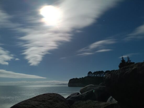 Nachts an der Küste