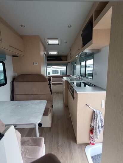 Vorn links die Plaza und am Horizont der Südflügel