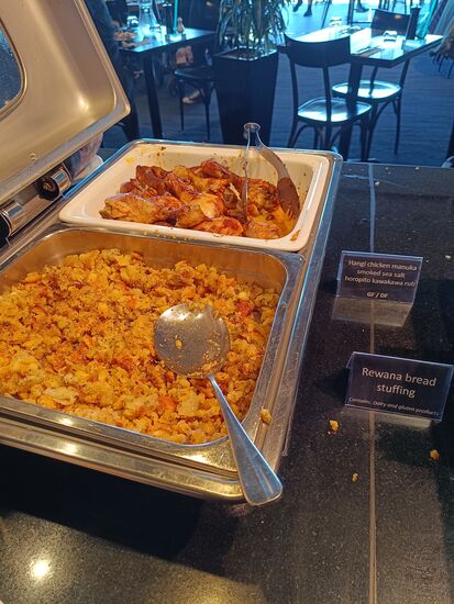 Rewana Bread und Hangi Chicken