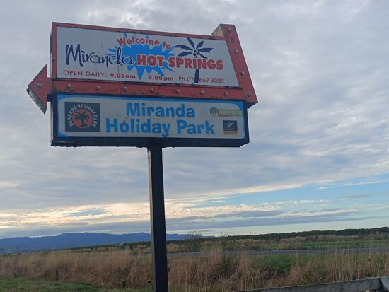 Wir lassen uns vom schäbigen Schild nicht abschrecken