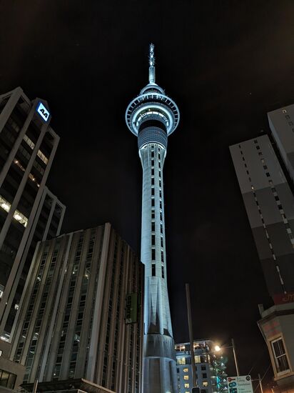 Sky Tower bei Nacht