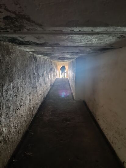 Durch die unterirdischen Gänge der Anlage