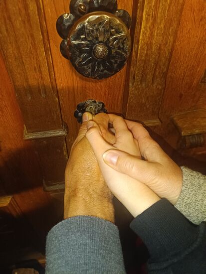 Wir haben zusammen abgeschlossen und schließen auch wieder gemeinsam auf