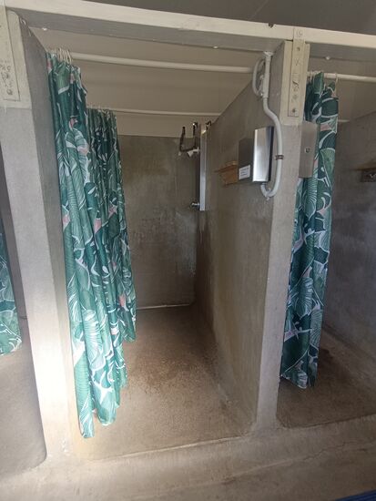 Old school Dusche mit Vorhangschleuse