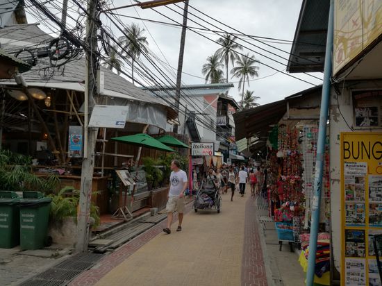 Die engen Gassen auf Koh Phi Phi, transportiert wird mit Handkarren