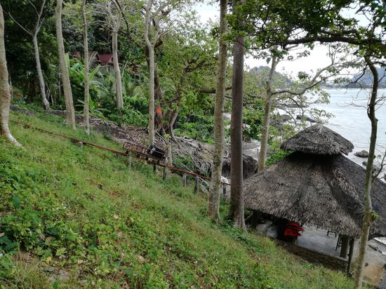Unser Gepäck kommt per Aufzug nach oben