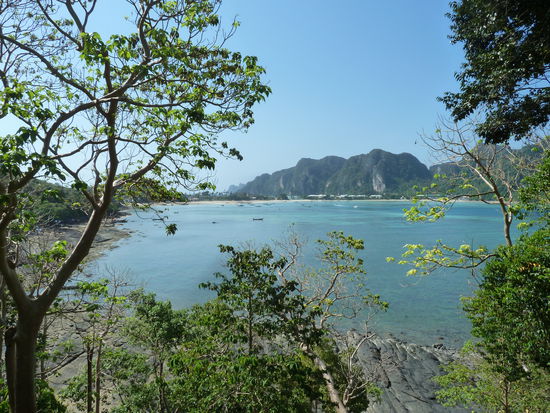 Der Ausblick von unserer Hütte in die Bucht