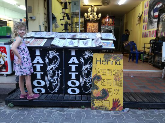 Melina hat reges Interesse an Tatoos gezeigt