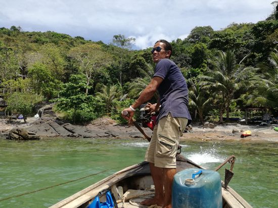 Ein letztes mal bringt uns der Fährmann zur anderen Seite der Bucht