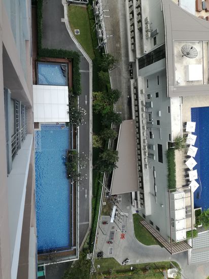 Die Aussicht vom Balkon auf den Pool