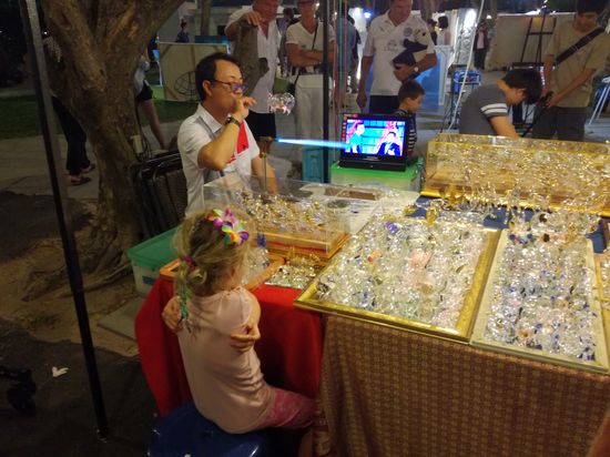 Melina war fasziniert, wie man drei Schweinchen ineinander bringt