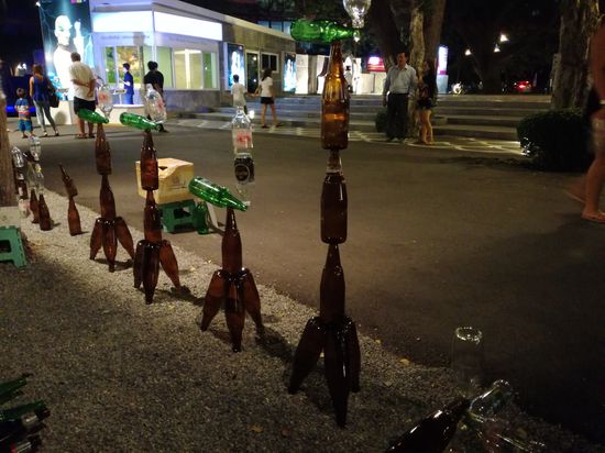 Fundstück des Tages 
Ein tolles Hobby. Bierflaschen leeren und stapeln