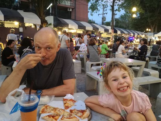 In Thailand Pizza essen, die soviel kostet wie drei thailändische Gerichte