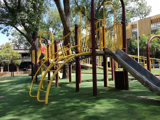 Melinas erster australischer Spielplatz