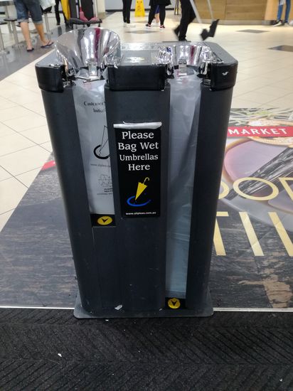 Fundstück des Tages
Bei Regenwetter bekommt der nasse Schirm einen Überzieher