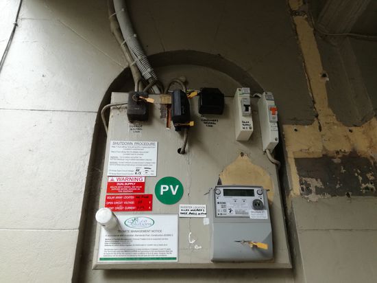 Der außenliegende Verteilerkasten in einem renovierten Haus