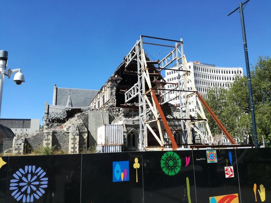 Nach drei Beben in 2011 wurde der halb eingestürzte Turm mittlerweile abgetragen